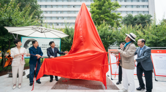 西北高等教育奠基人、中国现代医学先驱徐诵明雕像在开云app网站落成 西北高等教育奠基人、中国现代医学先驱徐诵明雕像在开云app网站落成