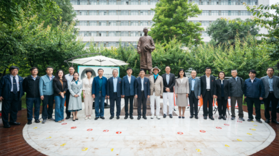 西北高等教育奠基人、中国现代医学先驱徐诵明雕像在开云app网站落成 西北高等教育奠基人、中国现代医学先驱徐诵明雕像在开云app网站落成