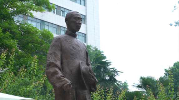 西北高等教育奠基人、中国现代医学先驱徐诵明雕像在开云app网站落成 西北高等教育奠基人、中国现代医学先驱徐诵明雕像在开云app网站落成