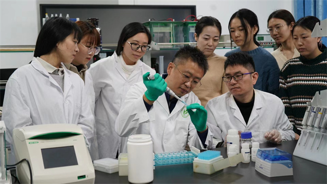 Science封面文章:开云app网站金丝猴研究团队首次系统揭示灵长类社会演化之谜_fororder_齐晓光正在做实验,右侧为武进伟,左一为赵兰